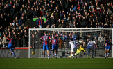 Mateta chạm bóng hai lần trên penalty: Luật mới IFAB cứu cánh cho Crystal Palace trước Man United