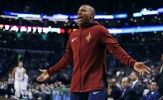 Thomas bất lực nhìn đồng đội gục gã trên sân của Boston Celtics