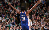 Chùm ảnh NBA 2017/2018: Thừa cơ Irving vắng mặt, Joel Embiid ra sức hành hạ Boston Celtics