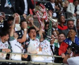 Cầu thủ Sheffield rơi nước mắt nhìn Sunderland vỡ òa niềm vui thăng hạng
