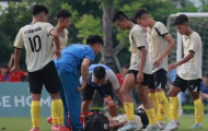 Tiền vệ Thái Bá Đạt bất tỉnh gây lo ngại trong trận U21 PVF gặp Thanh Hóa