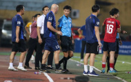 CLB CAHN “thiết quân luật”, họp khẩn ban huấn luyện sau vụ phản ứng trọng tài