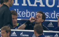 Bác sỹ của Schalke đã cho trọng tài Manuel Gräfe uống gì?