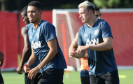 Chưa ra sân, Phil Jones lại dính chấn thương