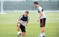 Gerrard mướt mồ hôi hạ gục 25 sao nhí của LA Galaxy