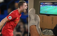 Steven Gerrard 'khoe chân' chúc mừng Henderson