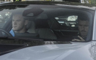'Cứu tinh' Carrick được Rooney hộ tống đến sân tập