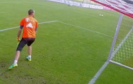 Cú đá penalty cực dị của Douglas Costa