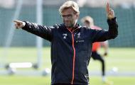 Klopp tạo dáng 'đáng yêu' trên sân tập cùng Liverpool