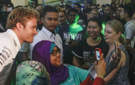 Hamilton, Rosberg trong vòng vây fan cuồng tại Malaysia