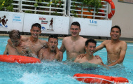 Học trò HLV Hữu Thắng đưa nhau đi té nước ở hồ bơi