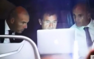 Zidane nhai bánh mỳ, phân tích trận hòa ngay trên xe buýt