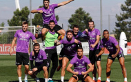 Đồng đội tạo dáng 'cute', Ronaldo thì chỉ muốn khoe cơ bắp