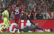 Khó tin Ter Stegen lại đẩy được cú sút này của Lewandowski
