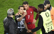 Ronaldo thoải mái chụp tự sướng cùng fan cuồng