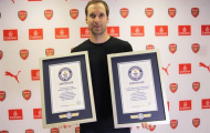 Petr Cech nhận liền 2 kỷ lục Guinness 