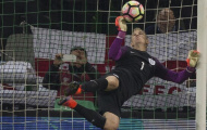 Phải gánh cả tuyển Anh, Joe Hart vẫn bảo vệ đồng đội