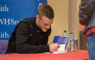 Vardy bận rộn ra mắt sách ngay trước thềm đại chiến