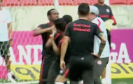 'Cậu bé vàng' Anderson đánh đồng đội xịt cả máu
