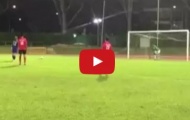 Pha sút penalty có một không hai ở Singapore
