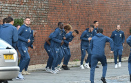 Chiến Liverpool, dàn sao M.U làm nóng người ở... bãi đỗ xe