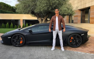 Ronaldo chụp ảnh khoe xe xịn