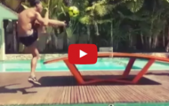 Ronaldinho biểu diễn kĩ thuật dị bên hồ bơi