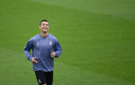 Ronaldo cười tươi trên sân tập, sẵn sàng chiến Champions League
