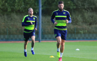 Không thể thi đấu, Ramsey và Giroud vẫn nỗ lực trên sân tập cùng Arsenal