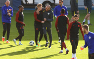 Pep ôm cổ bá vai trò cưng De Bruyne trước đại chiến với Barca