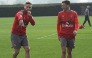 Đồng đội chúc mừng hat-trick của Oezil theo cách độc đáo