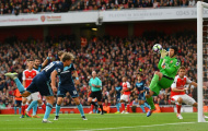 Hàng công im tiếng, Arsenal nhờ Petr Cech mới thoát thua