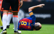 Iniesta rời sân bằng cáng, Barca lo sốt vó