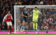 Victor Valdes làm nản lòng các chân sút Arsenal