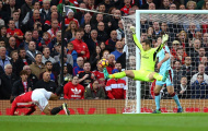 Herrera thẻ đỏ, Mourinho thất thần nhìn Ibra phung phí cơ hội