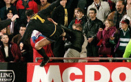 Cú đá Kung Fu 'huyền thoại' của Eric Cantona 