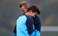 Harry Kane và Son Heung-min ôm nhau thân thiết trên sân tập