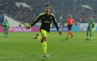 Mesut Ozil tâng bóng qua thủ môn, loại bỏ 2 hậu vệ và ghi bàn