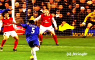 Michael Essien sút trái phá, tung lưới Arsenal