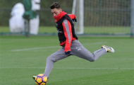 Oezil tăng cường tập sút và chạy chỗ trước thềm Derby London