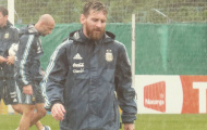 Messi cùng tuyển Argentina đội mưa tập luyện hòng níu hy vọng World Cup