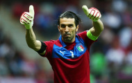 Buffon chính thức cân bằng kỷ lục của Casillas