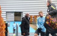 Huyền thoại Arsenal ngó lơ đội nhà, ghé thăm buổi tập của Man City
