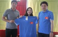 Đại sứ quán Việt Nam tại Myanmar thăm tặng quà cầu thủ Việt Nam