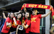 Cận cảnh: CĐV rực lửa trên khán đài cổ vũ cho ĐT Việt Nam