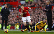 Phil Jones hạ quyết tâm không rời M.U