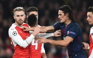 Tình huống Edinson Cavani 'gạt tay vào má' Aaron Ramsey