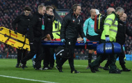 Coutinho rời sân bằng cáng, CĐV Liverpool 'gào khóc'