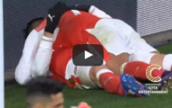 Alexis Sanchez 'âu yếm' Olivier Giroud sau khi ghi bàn vào lưới Bournemouth 