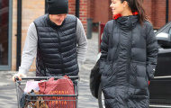 Schweinsteiger vui vẻ đi mua sắm cùng vợ sau khi trở lại thi đấu